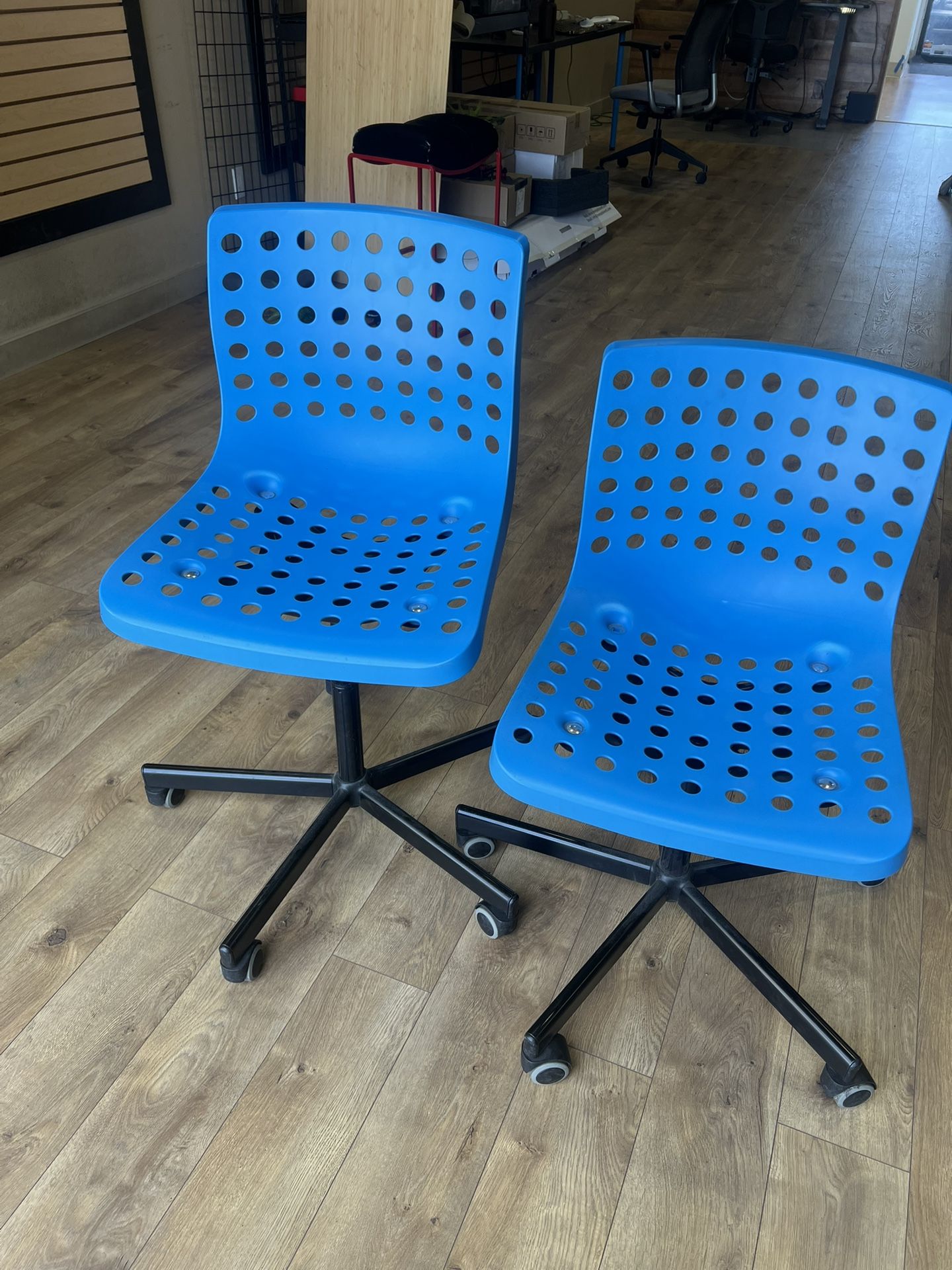 1 Blue Plastic Rolling Chair