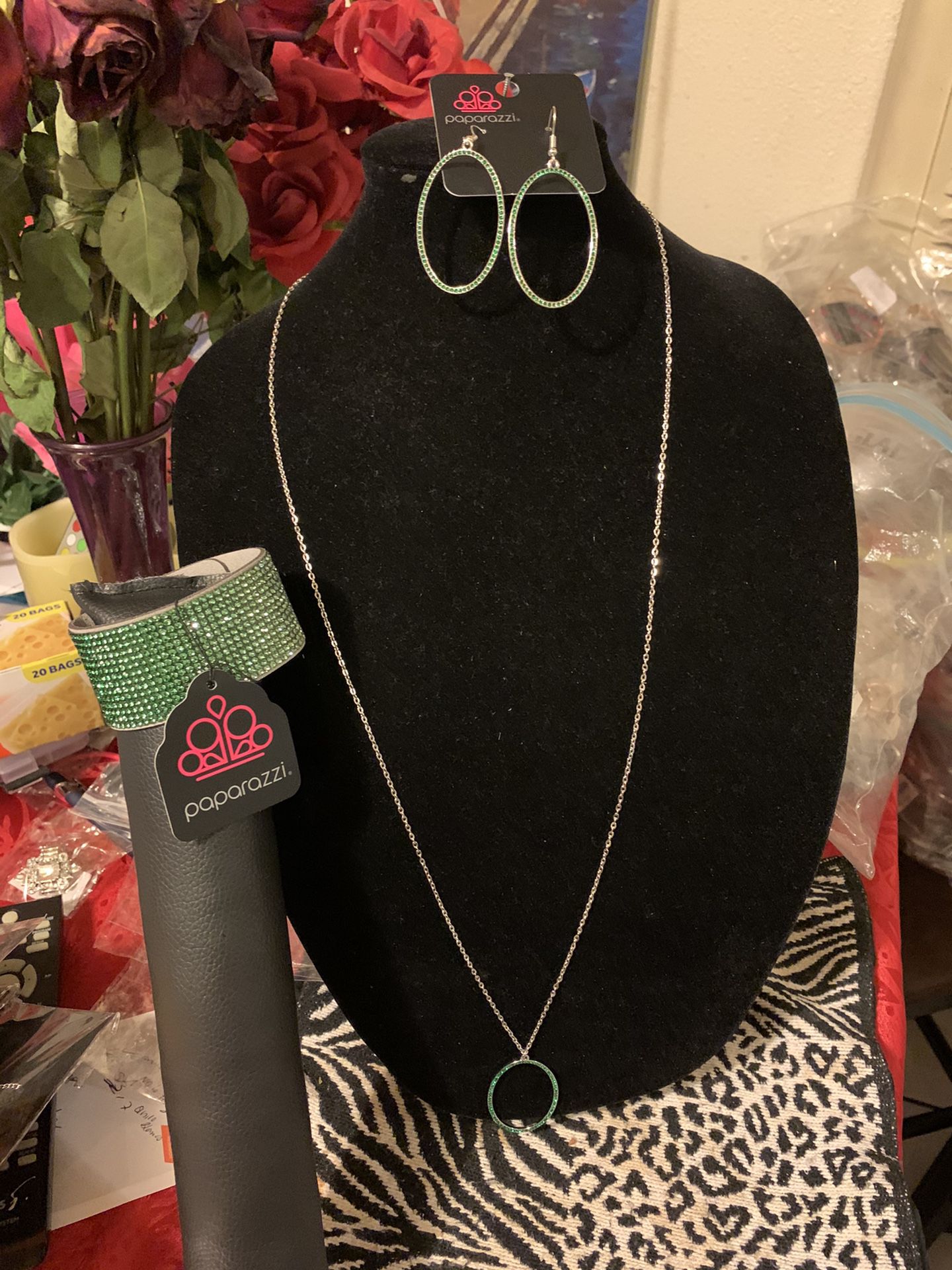 New 3pc set jewelry color silver and green stores