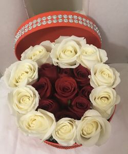MOTHER’S DAY ELEGANT RED GIFT BOX WITH FRESH RED & WHITE ROSES🌹🌹🌹🙍‍♀️