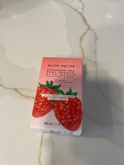 The Glow Recipe Strawberry BHA Pore-Smooth Blur Drops is a silicone-free serum