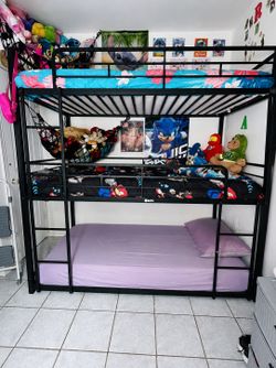 Triple bunk bed