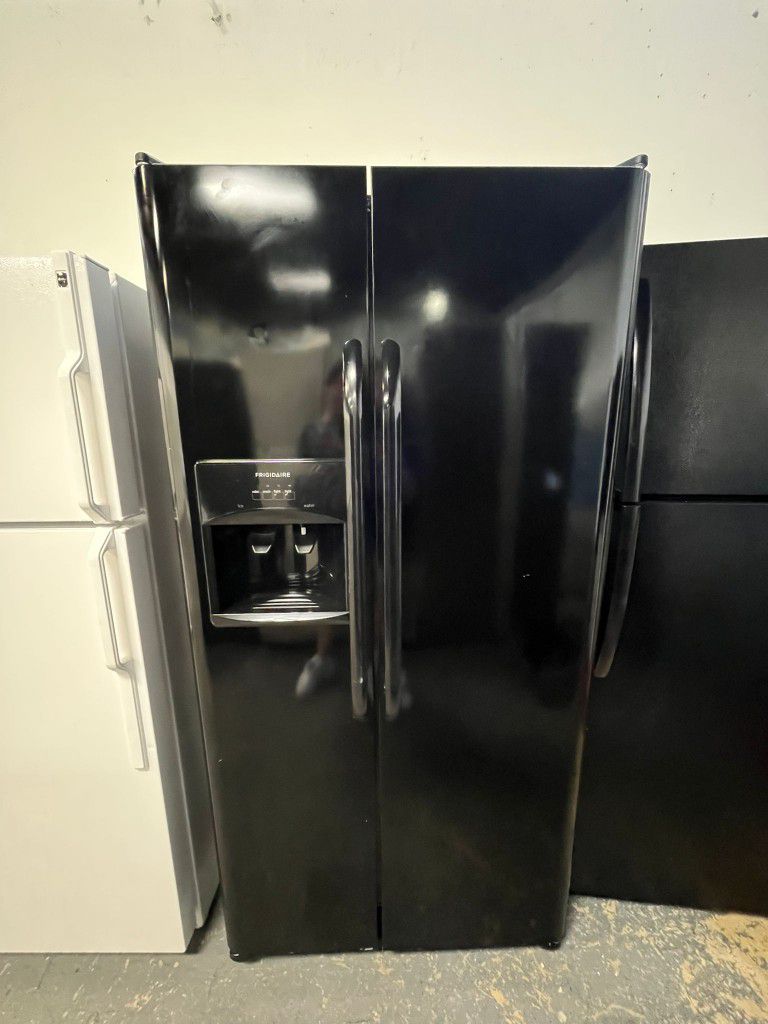 Refrigerator Frigidaire 33 Inch Wide Great Condition 