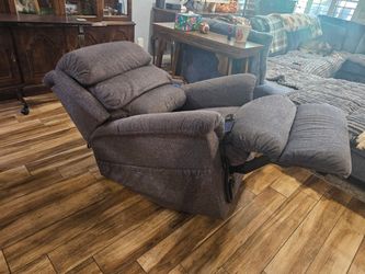 Premium Power Lift Recliner – Excellent Condition!