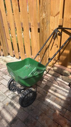 Scotts Turf Builder EdgeGuard Mini Broadcast