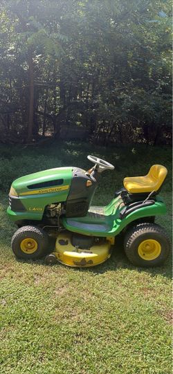 John Deere LA105 Riding Lawnmower