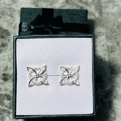 ✨ Beautiful Witch's Knot Sterling Silver Studs 💝✨