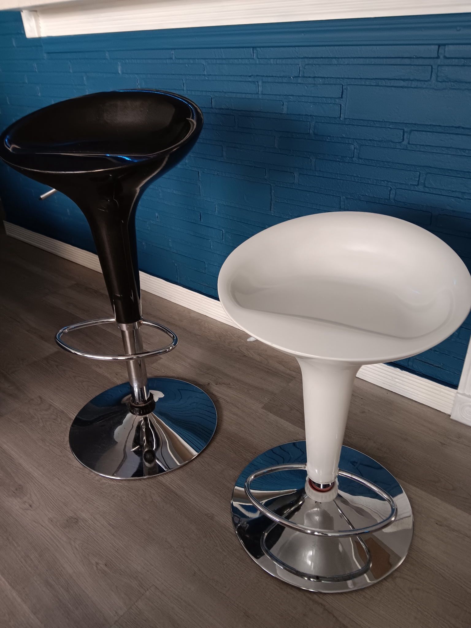 (2) Bar Stools