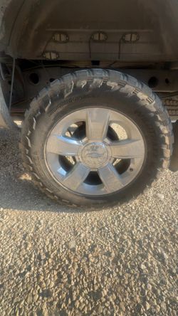 20 in ltz on 35s 6 lug Chevy Silverado mud tires