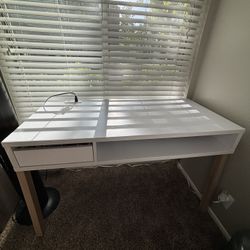 Desk/Vanity White & Light Brown Legs 