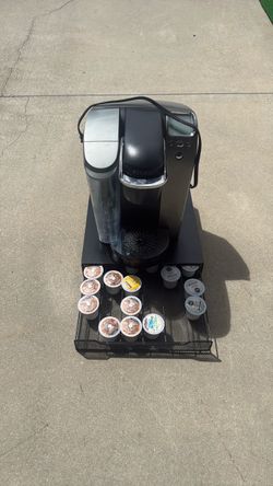 Keurig coffee maker with coffee storage base
