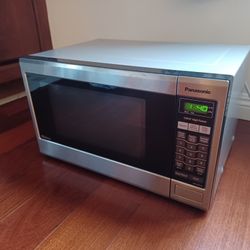 Panasonic 1.3 Cu Ft Stainless Steel Microwave (1200 Watts)