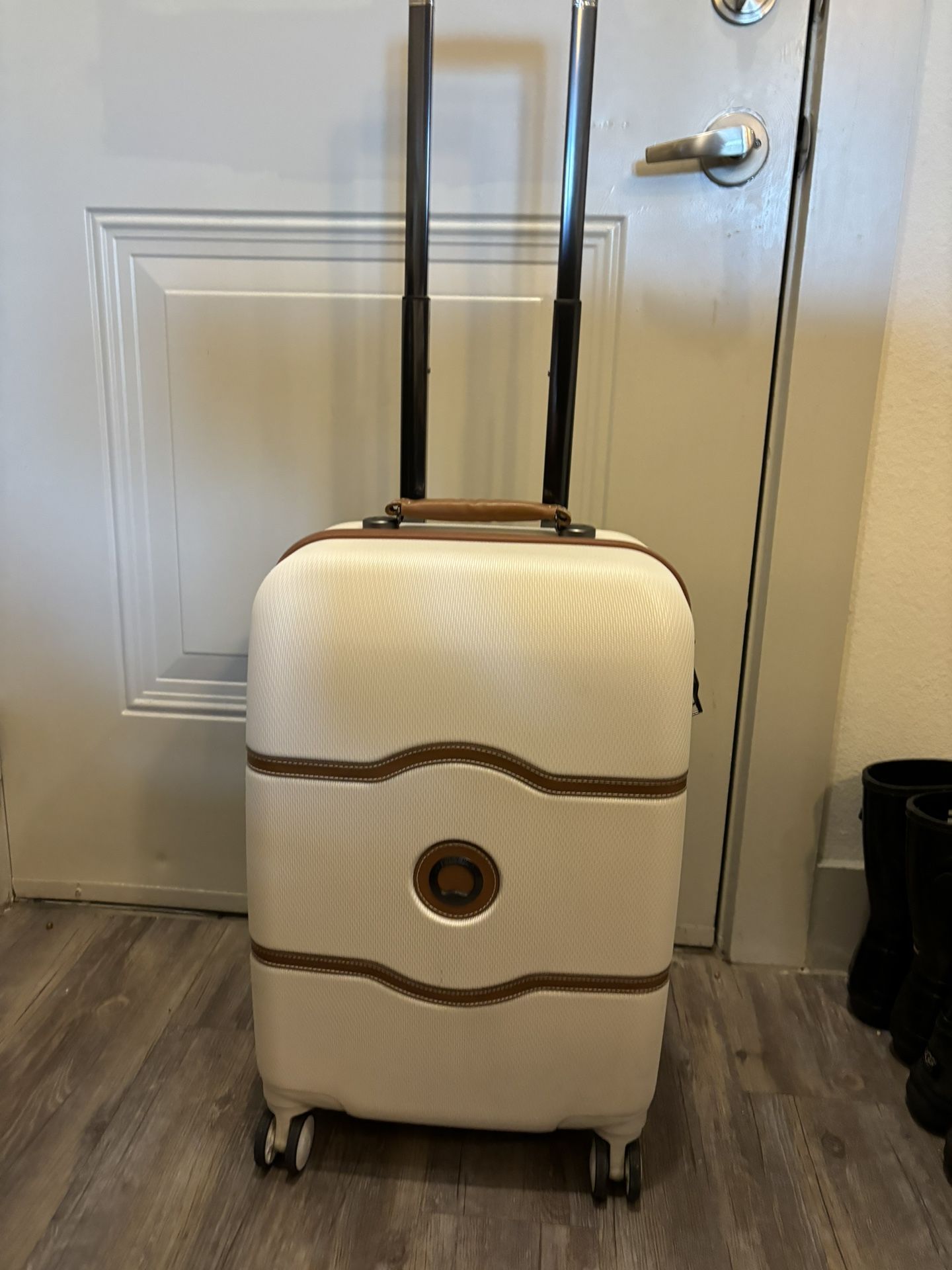 Delsey Chatelet 19” Carryon  Spinner