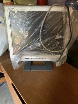 Daewoo color computer monitor 15” wide 13.5” tall excellent condition
