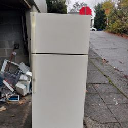 GE Refrigerator - Can Deliver 