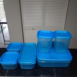 RUBERMAID FOOD CONTAINERS SET OF 6, SOME NEW NEVER USED ALL FOR $20