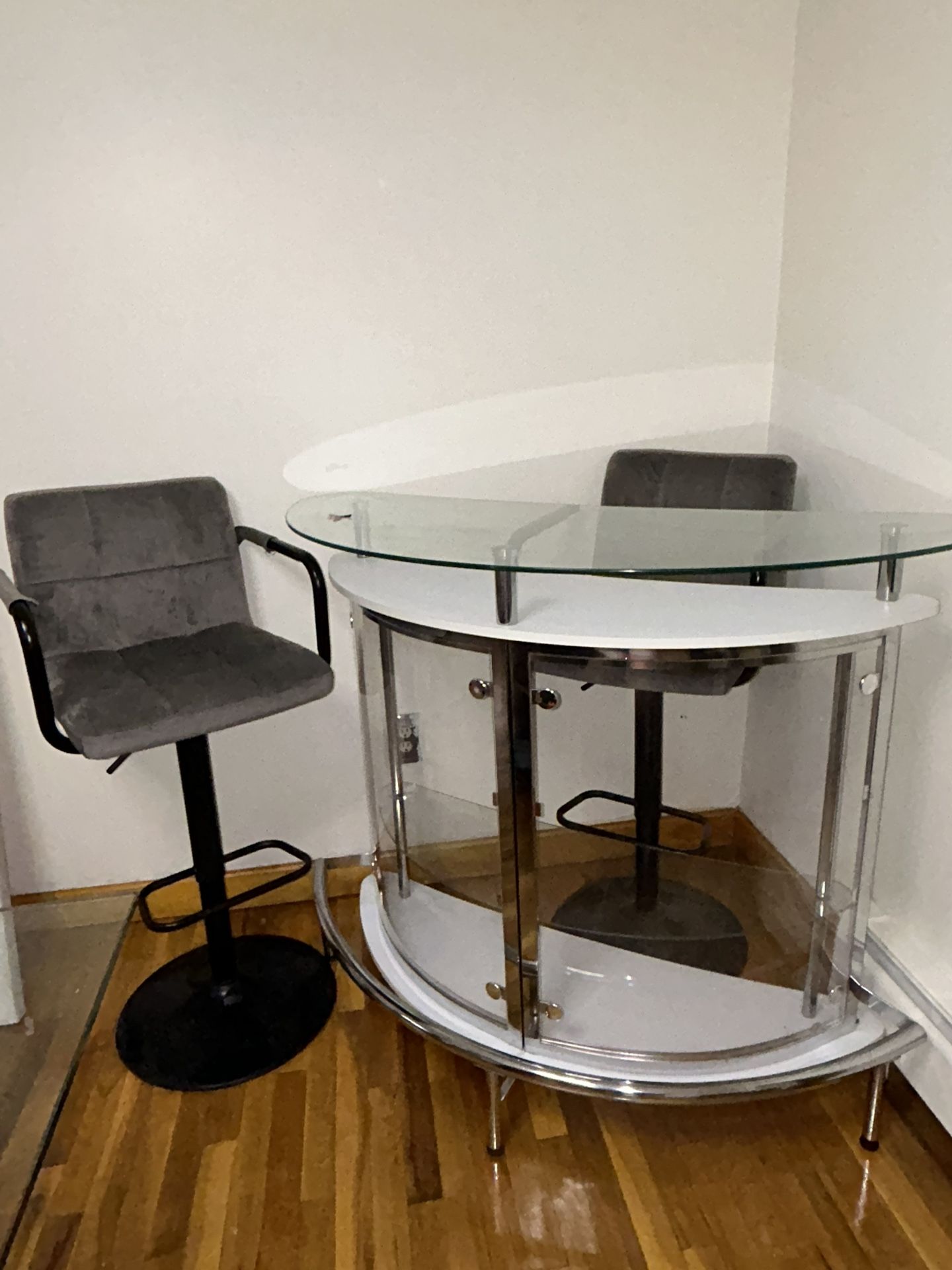 Modern Bar Set With Stools