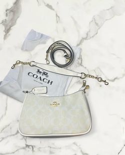 Coach shoulder bag  Brand new Unused I di deliveries if you close with a small fee or you come to me I take offers somtimes🤗