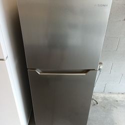 Insignia Fridge Too And Bottom 24 Inches Wide 60 High With Warranty 