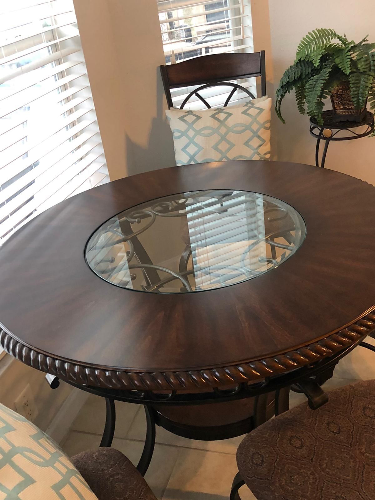 Solid, strong and reliable Kitchen Table w/ 4 chairs