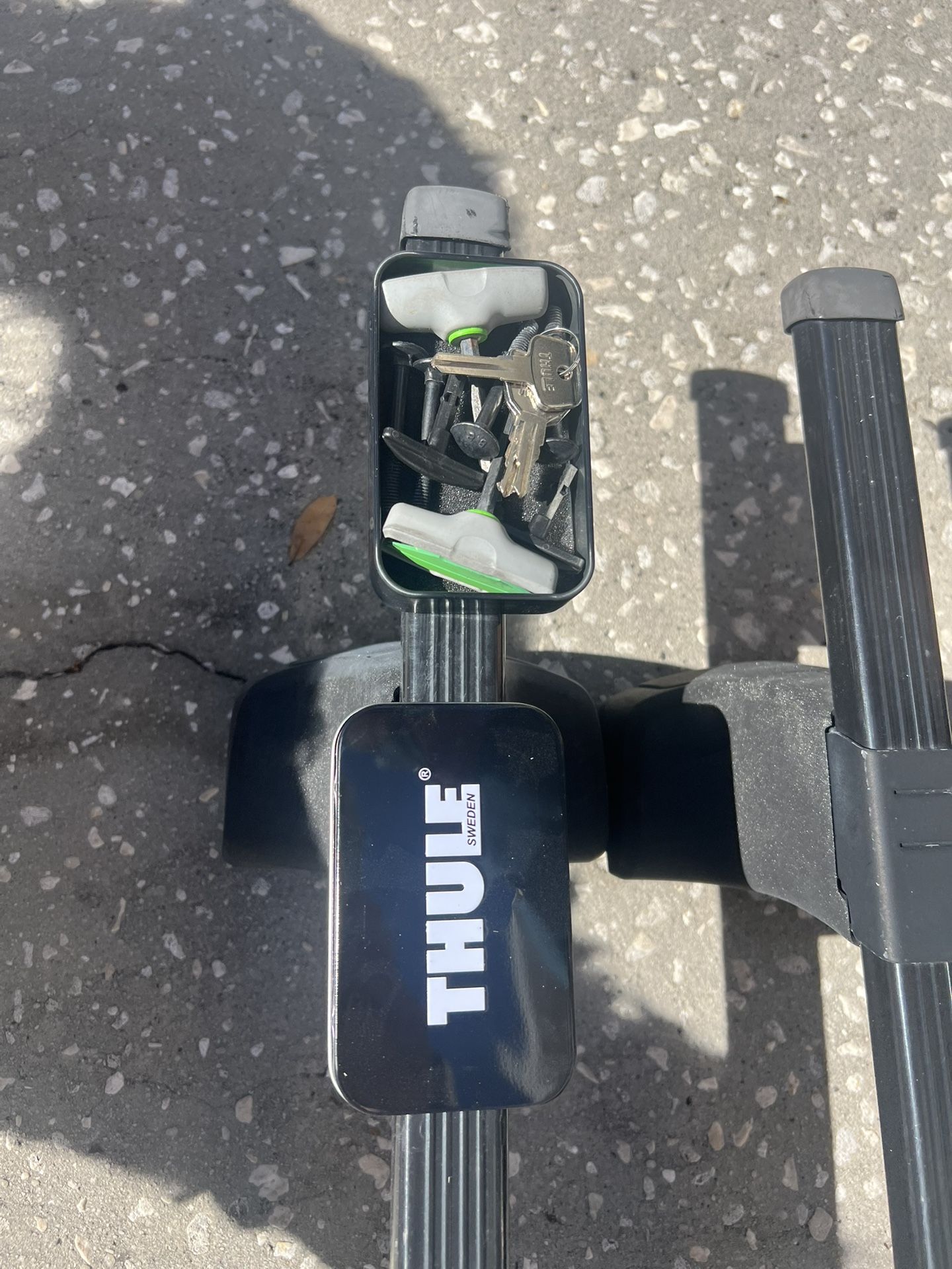 Thule Traverse Square Bar Roof Rack Chevy Silverado