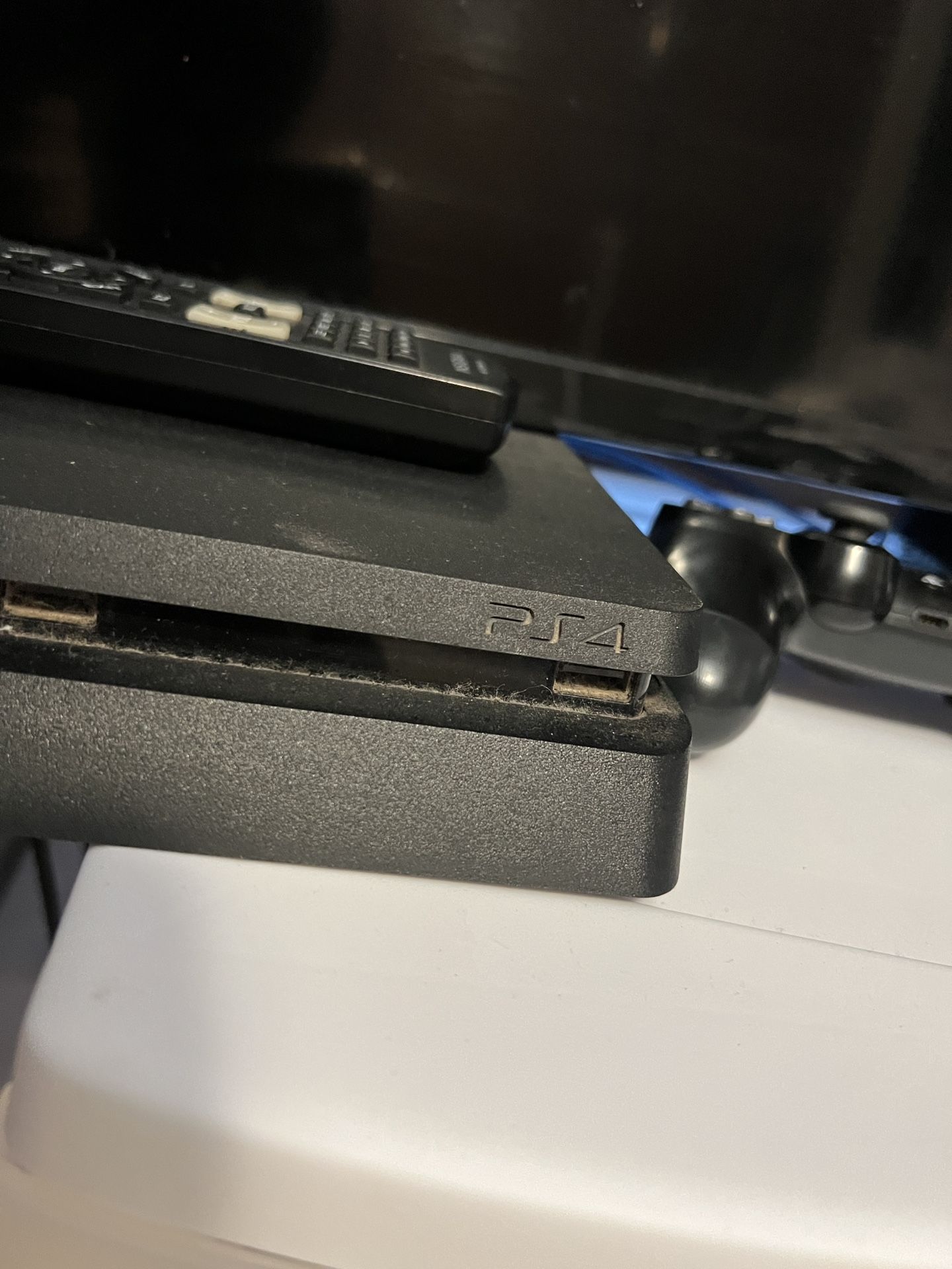 Small 24” Tv With Ps4 And Wireless Controller
