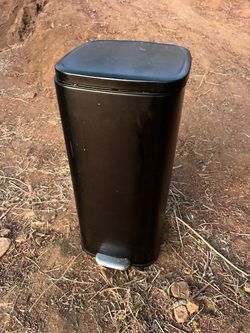Compact 8 gallon step trash can