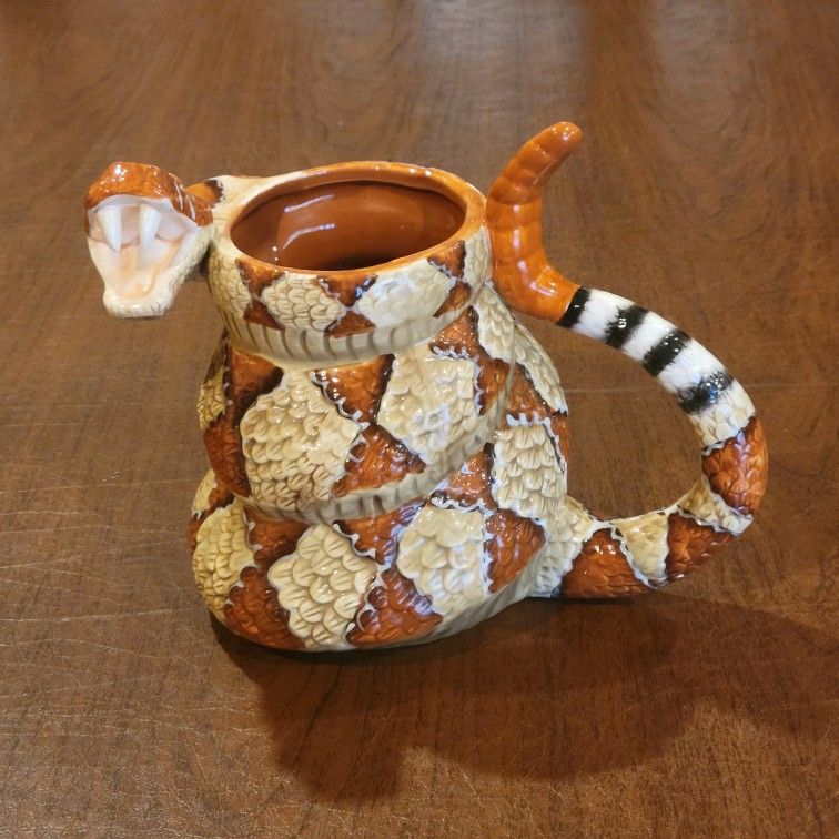 Vintage Coiled Striking Western Diamondback Rattlesnake Coffee Mug.
Made by American Legacy. UPC 39.
Perfect shape, like new, see the photos