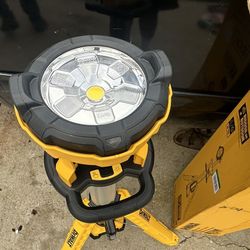 DEWALT Tripod light