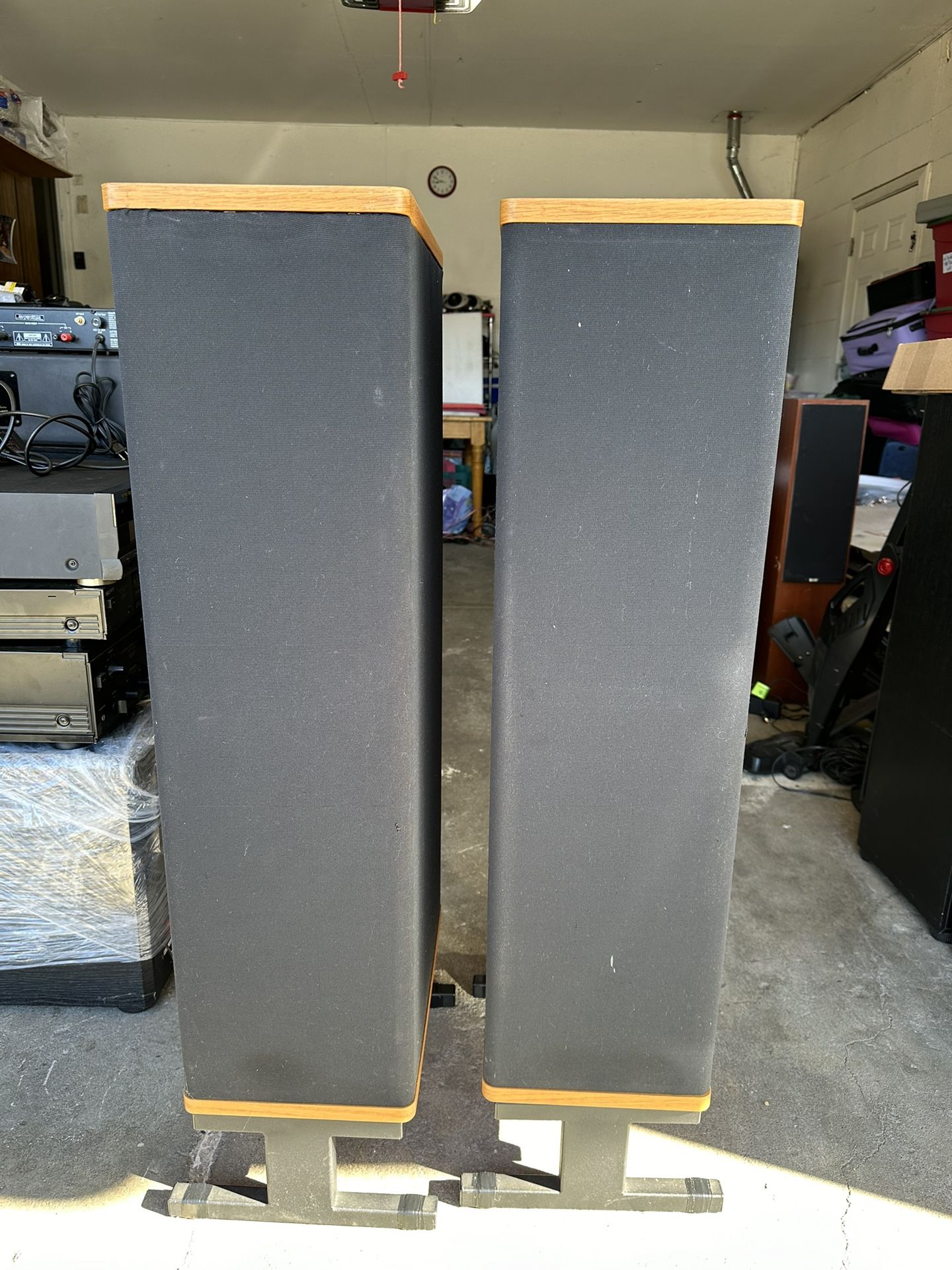 Vandersteen Audio Model 2C Speakers w/Metal Stands. MADE IN USA