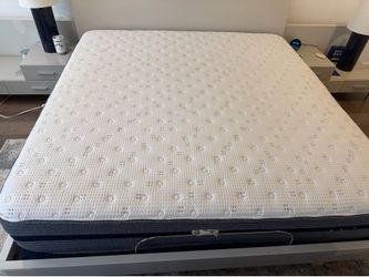 Serta iseries hybrid cali king mattress with upper & lower adjustable base with working remote.
