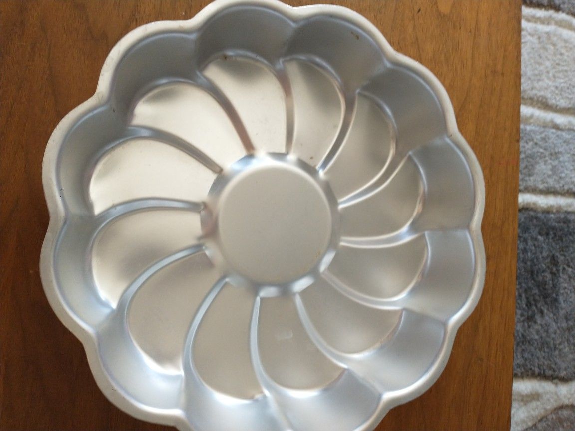 Vintage 1989 Wilton daisy 10" cake pan