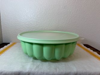 Tupperware Vintage Jel-N-Serve Mold Ring Container with Lid Mint Green 1970’s