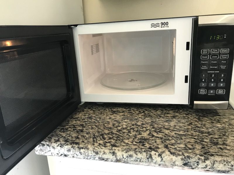 West Bend Microwave 900 Watts model EM925AJW-P1