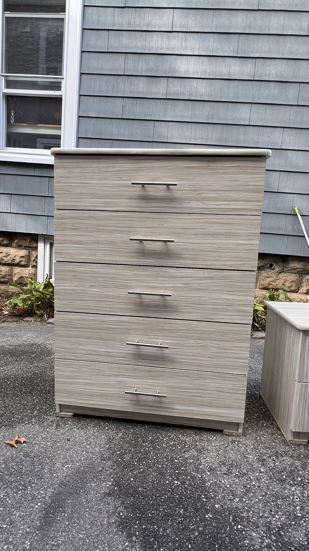 good condition dresser / delivery available 
