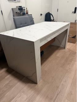 Table w/ 3 bar stools