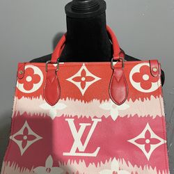 Good Condition Gorgeous Fashionable Bag Very Pretty For Spring 😍