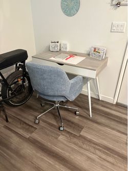 Brand new desk and chair