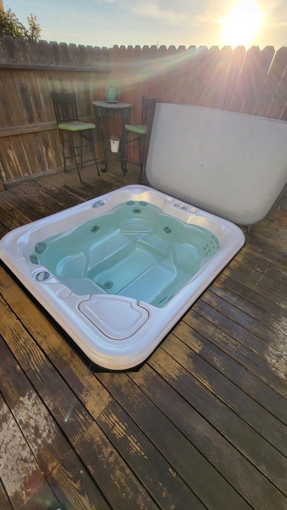 4 Person Hot Tub