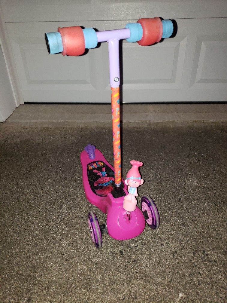 Trolls Scooter with Poppy Bobbling Head