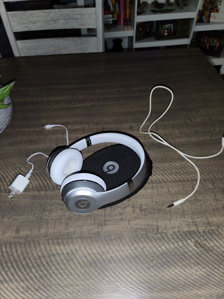 Special Edition Silver Beats Solo3 Wireless On-Ear Headphones