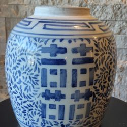 9" Chinese Blue and White Porcelain Ginger Jar,  "Double Happiness" Jar shuangxi (double happiness) symbol. 