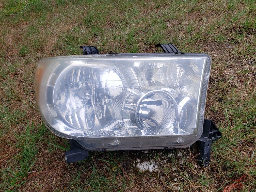 2007-2013 Toyota Tundra Headlight