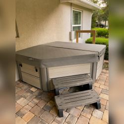 Hot Spring Spas Hot Tub, 220V with Cover and Steps - Excellent - 2022 β Dunnellon, FL