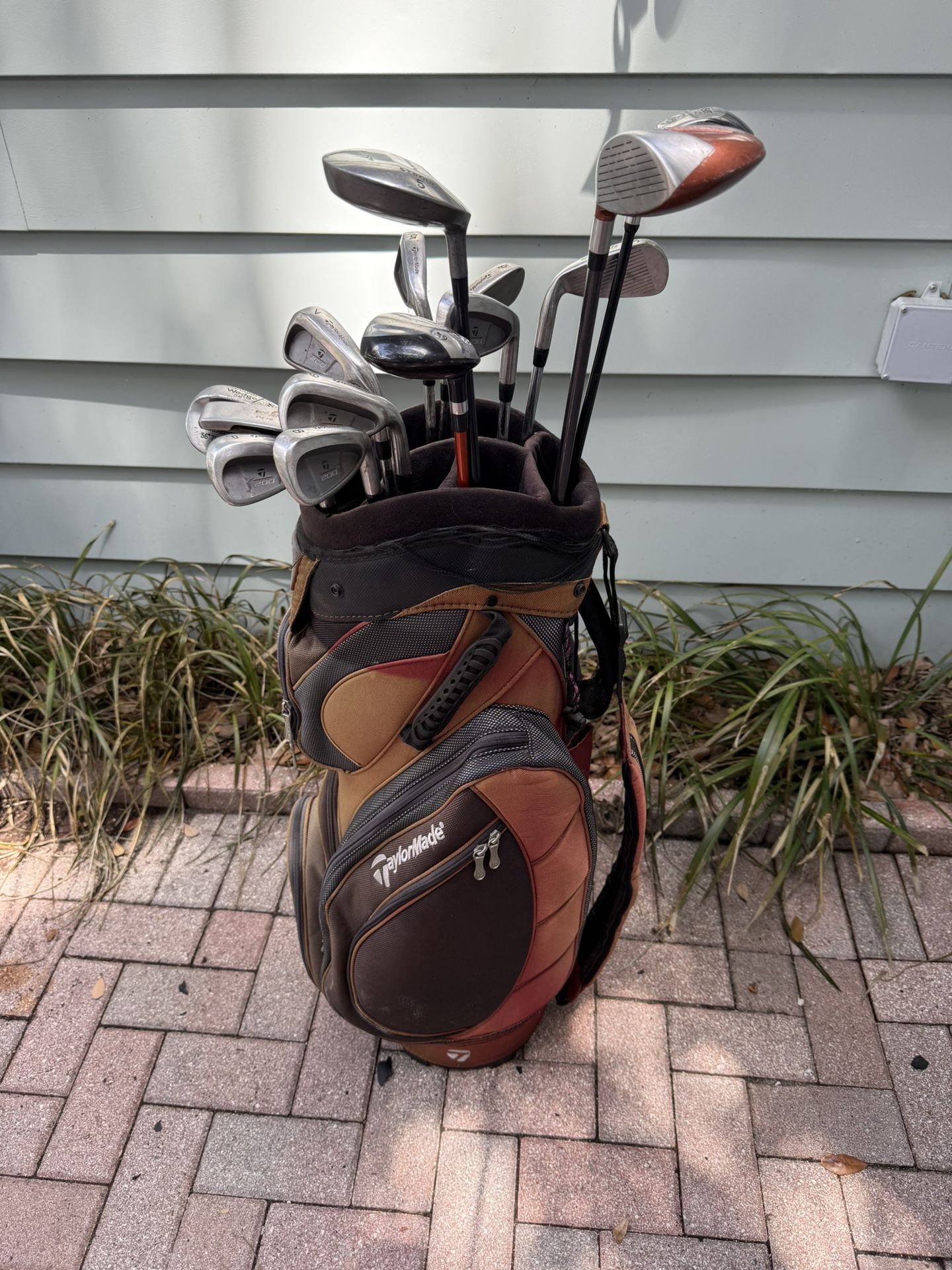 Mens TaylorMade golf club set. Compete set right handed with golf bag