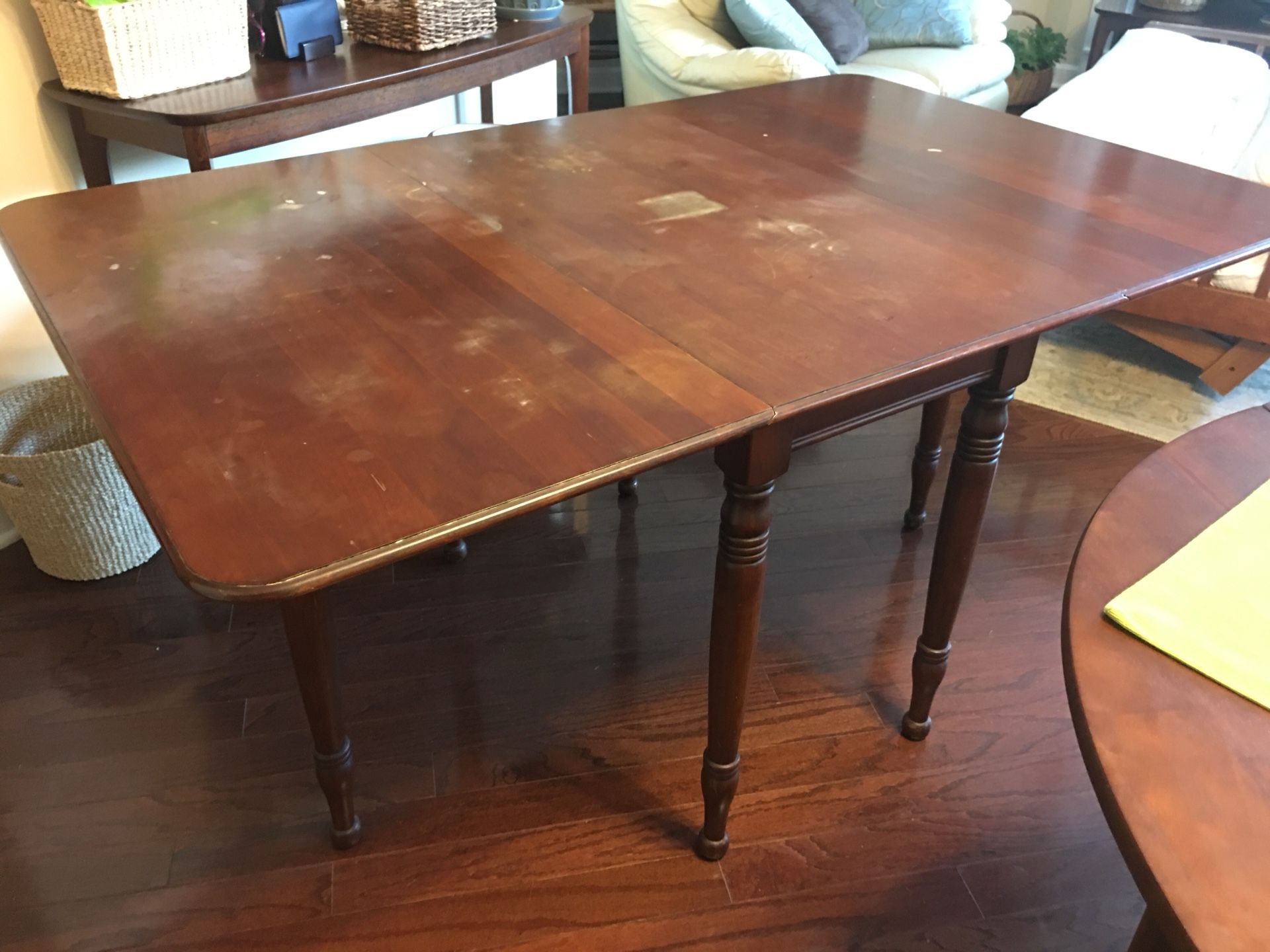 Antique table w/ 2 folding leaves