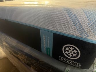 Queen Tempurpedic Medium Hybrid mattress