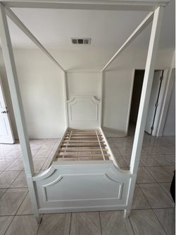 Pottery Barn Kids Ava Regency Twin Canopy Bed + Mattress – Simply White.