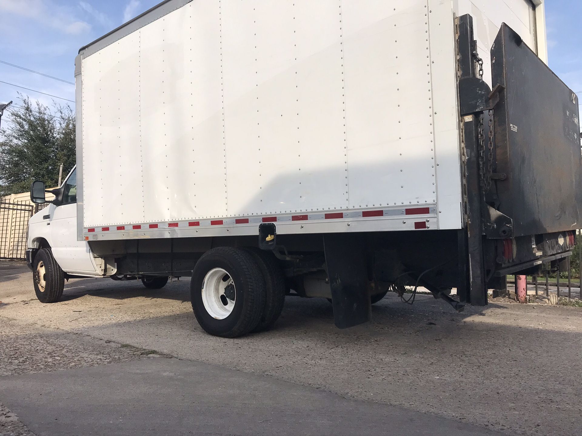2016 Ford e350 16 foot box truck w/heavy duty lift gate for Sale in