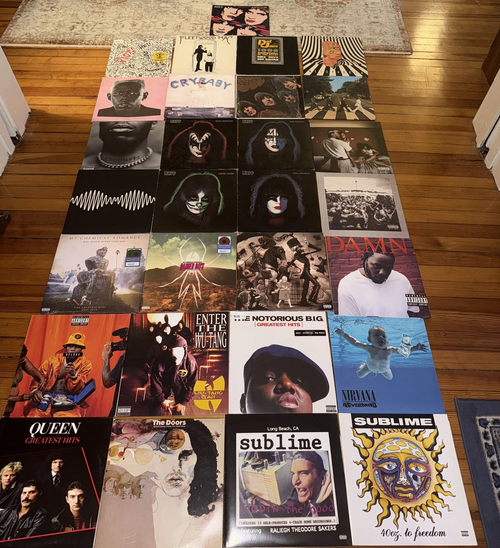 Bluetooth Turntable with 29 Vinyl Records Lot (Vintage KISS, Beatles, MCR, DMX, Etc)