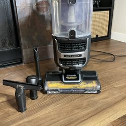 SHARK VACUUM LIFT AWAY 